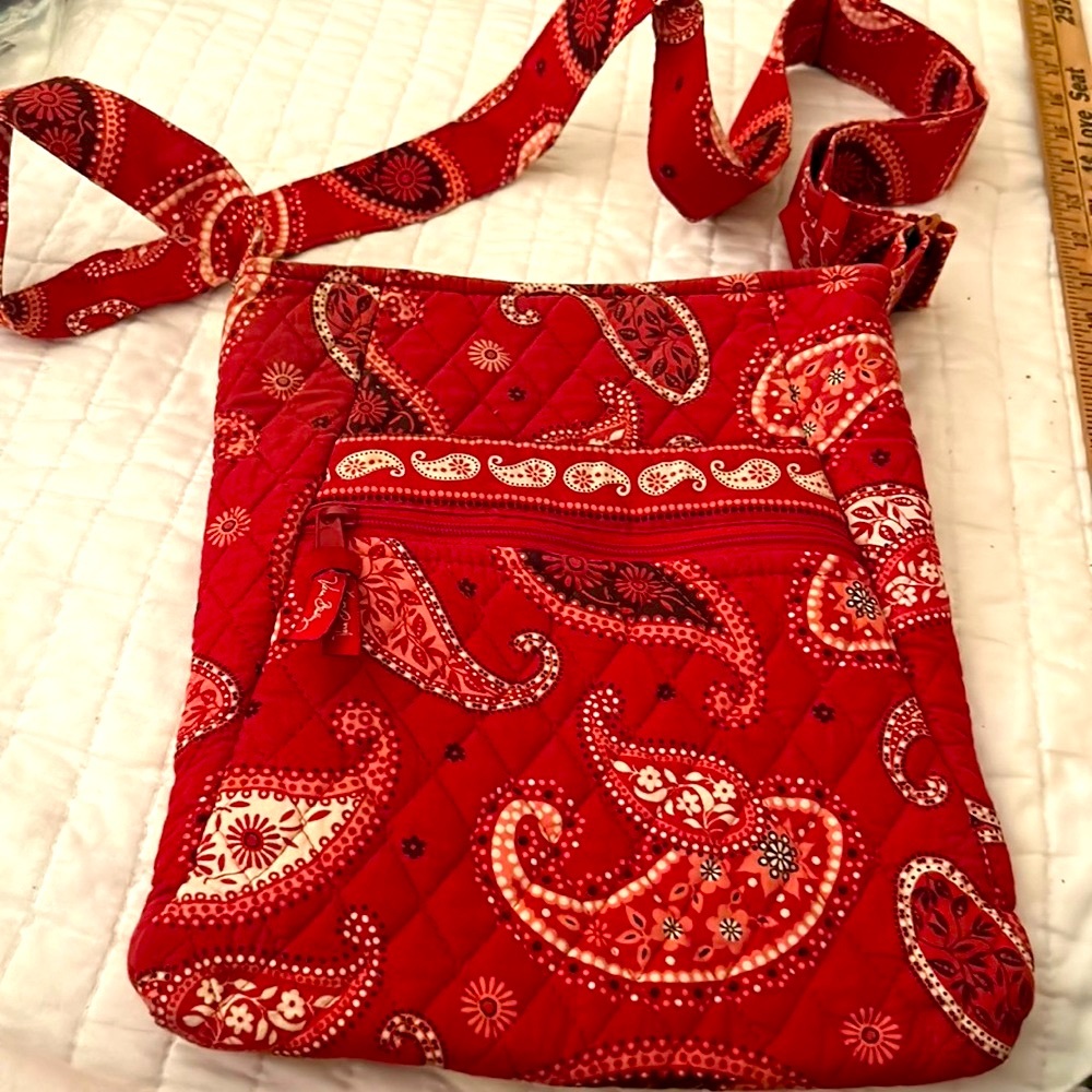 This beautiful Vera Bradley Cross body has an adjustable strap last reduct